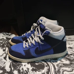 Nike  - Lite högre, blå, vita Nike skor i stl 44. Använda, men i gott skick! Herrmodell, men funkar såklart till alla. Fler bilder kan skickas vid intresse.