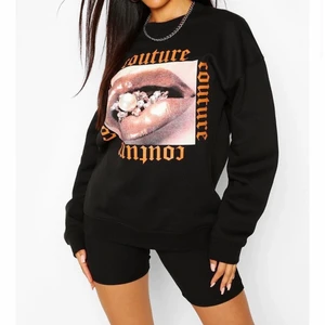 Svart sweatshirt med tryck - Säljer denna svarta sweatshirt från boohoo med tryck på framsidan i storlek small, jättecool men kommer tyvärr aldrig till användning!