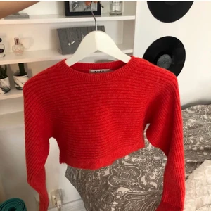 stickad nakd tröja - skitsnygg röd croppad stickad tröja från Nakd 🤎 storlek s, passar även mig som är xs. superfint skick. budet ligger på 160 ink frakt 
