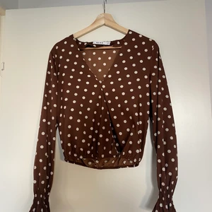 Prickig blus🤎 - Superfin brun blus med prickar! Har resor i midjan samt armar🤎 Material: silkes/polyester topp