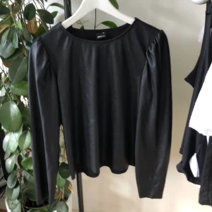 skinntopp med puffarmar - skriv för bilder på