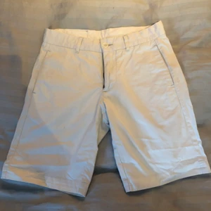 Vita PeakPerformance Shorts - Shortsen är köpta på PeakPerformance och är använda men i mycket bra skick. De är benvita och i ett ganska tjockt material. De sitter riktigt bra och är luftiga på sommaren. Storleken är W29.