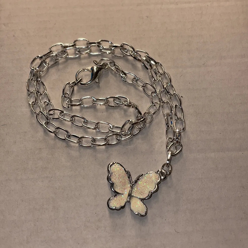Halsband med fjäril, inte äkta silver. Säljer 2st likadana, 65kr/st och frakt på 12kr tillkommer. 💕. Accessoarer.