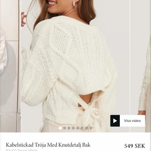 Stickad tröja - Kabelstickad Tröja Med Knutdetalj Bak från Nakd. Använd endast en gång därför priset🤍 köparen står för frakten pris kan diskuteras💗