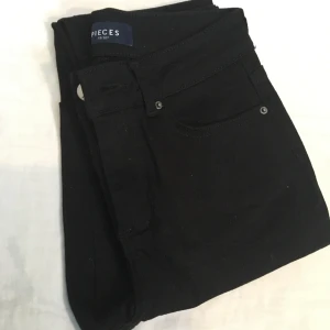 Svarta jeans för 75kr - Ett par helt vanliga svarta jeans och helt nya för 75kr