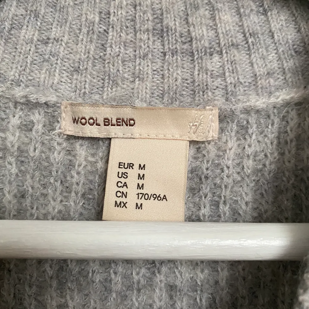 Stickad tröja i ull och mohairblandning från H&M. Snygg boxig passform med långa armar. Fin kvalitet! Köpt för 599:-. Stickat.