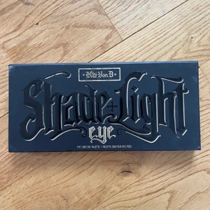 Shade + Light eye palette - Eyeshadow palette från Kat von D. Säljer pga att den tyvärr  inte kommer till användning 😊😊😊