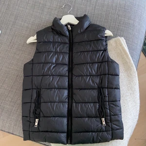 Dunväst  - Säljer min dunväst från mango, säljer pga att jag inte använder den längre💕 storlek S och har ingen skråma, ni kan buda i kommentarerna start beloppet är 175kr🥰