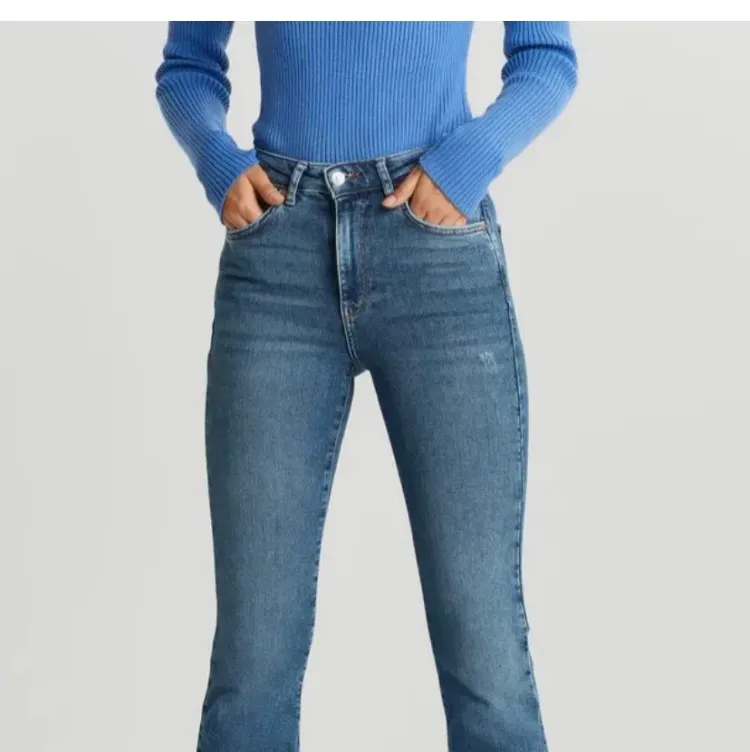 säljer de här utsvängda jeans från Gina tricot säljer då de it passar mig skulle kunna säga att det passar för er som är 155-158.passar it mig som är 162 🥰köparen står för frakt . Jeans & Byxor.