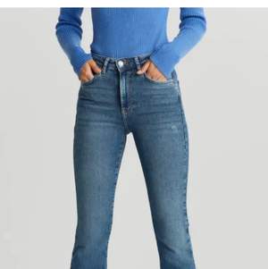 säljer de här utsvängda jeans från Gina tricot säljer då de it passar mig skulle kunna säga att det passar för er som är 155-158.passar it mig som är 162 🥰köparen står för frakt 