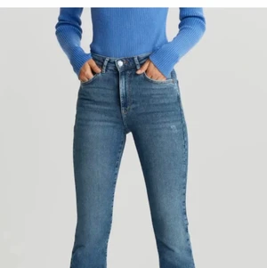 Xs  - säljer de här utsvängda jeans från Gina tricot säljer då de it passar mig skulle kunna säga att det passar för er som är 155-158.passar it mig som är 162 🥰köparen står för frakt 