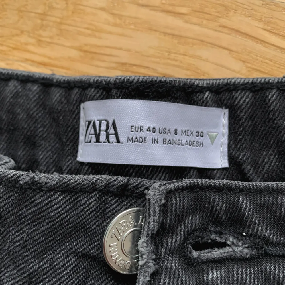 Supersnygga slitna svarta jeansshorts från Zara i storlek 40! Perfekt till sommaren 😍 Något små i storleken. Säljer pga just för små, aldrig använda så helt nya! (Nypris 259.-)✨ bara höra av er om ni har några frågor! . Shorts.