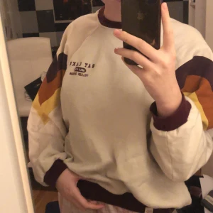 Retro tjocktröja! - Mysig tjocktröja/crewneck från Pull&Bear! Inte för tjock och snygg till jeans eller kostymbyxor. Passar under alla sorters årstider dessutom. Storleken är L men sitter ”som vanligt” på mig som är en 38. Hör av dig vid fler frågor! 🌟🌟