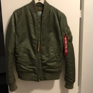 Alpha Industries bomberjacka  - Klassisk modell med classic orange foder invärtes. Mycket gott skick, knappt använd‼️ Säljes motvilligt då den är för liten..