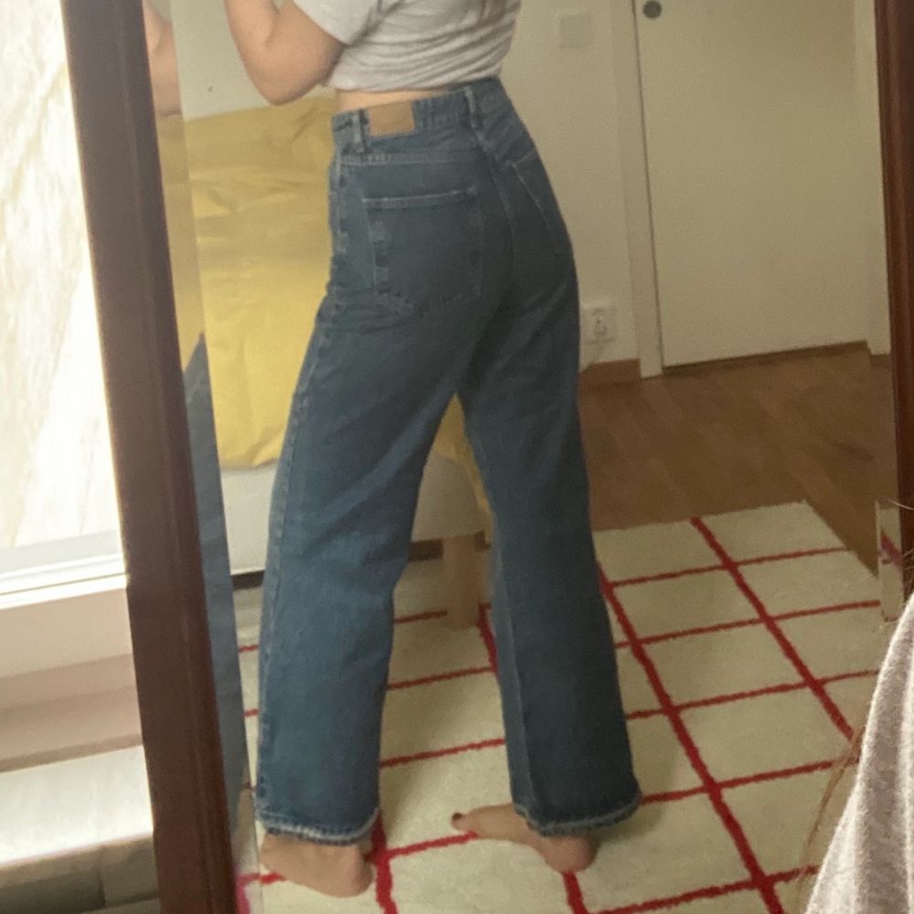 Sjukt Nice jeans. Jag sprättade upp sömmen där nere för att få 2 cm till men kan enkelt sy upp byxorna igen. Jag är 175. Från Gina . Jeans & Byxor.