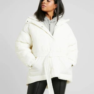 SÖKER!! Nelly jacka 34/36 - #BELTEDPUFFERJACKET #nelly #nakd #puffjacka Om någon säljer denna hör av er! 250+frakt max.   STORLEK 34/36! Inte större!