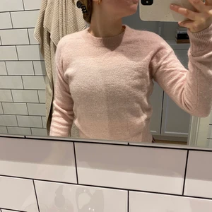 Mysig tröja 💕 - Säljer en fin tröja i bra skick! Färgen är en blandning mellan rosa och beige, men mer åt det rosa hållet. Betalning sker via swish och köparen står för frakten 💕