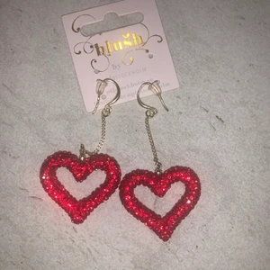 Hjärt örhängen  - Köpta på Åhlens för 400kr, använda en gång