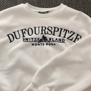 Vit sweatshirt  - Hej! Säljer denna superfina slutsålda sweatshirten! Dne är i storlek s och materialet är mjukt och tjockt. Säljes pga att den inte kommer till användning, och den har endast använts 1 gång💞 bud på 160 + frakt