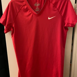 Tränings t-shirt NIke stl M - Säljer denna knappt använda tränings t-shirt från Nike då den är för stor för mig. Materialet släpper igenom fukt. 