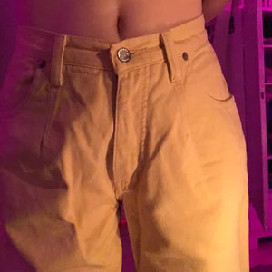 byxor - Ljusgula mom jeans köpa second hand i Los Angeles. Taggade som ”size 8”, men har en smal midja. Passar mig som är S bra! Skriv för fler bilder :) 