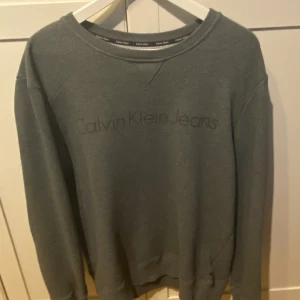 Calvin Klein tröja - Calvin Klein tröja i storlek medium. 