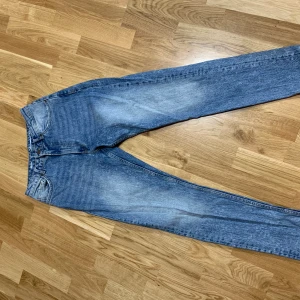 Jeans - Nästan helt oanvända Jeans från BokBok storlek S 