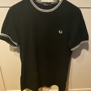 Fred Perry T-shirt  - T-shirt i storlek medium 