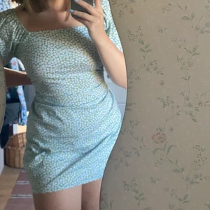 Somrig klänning  - Jättefin sommarklänning som tyvärr inte kommer till användning pga flera liknande. Kan skicka men då står köparen för frakten! 