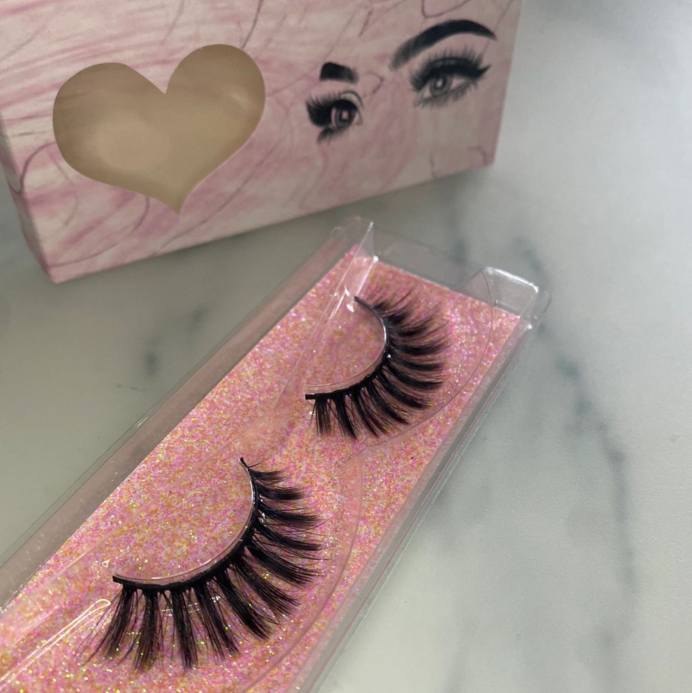 Förvandla din look med ett par fransar från Yaazbeauty. Dessa överdådiga fransar ger en otroligt längd med en känsla av lyx. Fransarna är mjuka, lätta och återanvändbara vid skötsel. Fransarna passar vid alla möjliga tillfällen. OBS!Lim säljs separat.. Accessoarer.