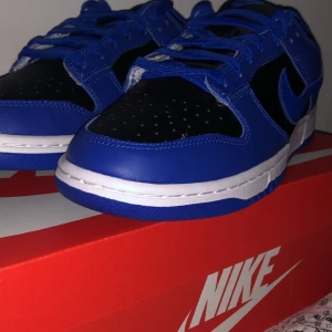 Nike  dunke high  - Nike dunk low retro cobalt. Helt o använda kvitto fins 