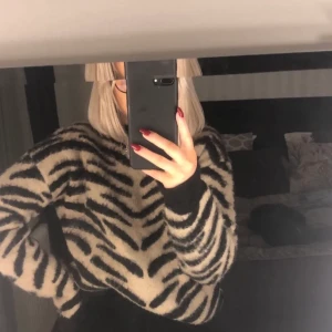 Sticket tröja  - Super fin och sparsam använd stickad tröja ifrån NAKD! Bra material och  ”tjock” matrial. Sitter super fint! 