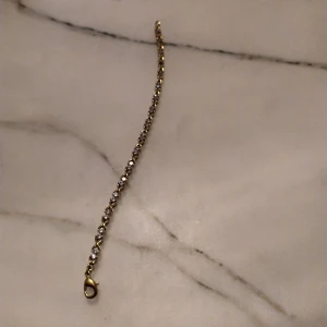 Armband som glittrar - Fint armband guldpläterad med Swarovski stenar som verkligen glittrar 