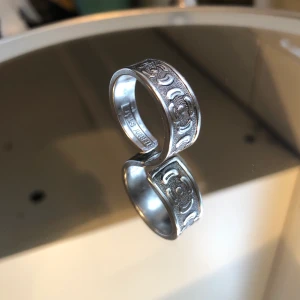 Sked gjord till ring - Ring av rostfritt stål med tre blommor ingraverade🌷