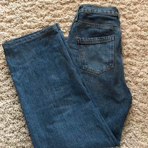 Ett par vida jeans från Zara. Mörkare blå tvätt, använt fåtal gånger. fler bilder på passform kan skickas vid förfrågan.