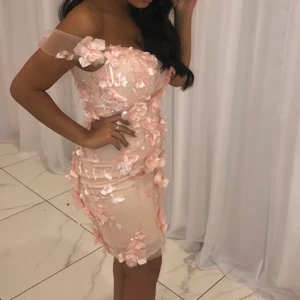 Festklänning - Festklänning köpt i Rever Design. Endast använd en kväll. Storlek 34/36. Pris 500kr