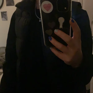 Dunväst - Säljer as najs svart puffig väst från champion❤️ har inga defekter alls, kommer ej till använding! Pris kan diskuteras 