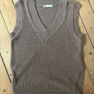 Stickad väst, stl s - Brun stickad väst ifrån Zara. Stl s. Endast använd ett fåtal gånger💓