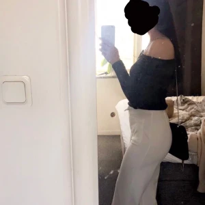 Vita kostymbyxor med detaljer - Vita kostymbyxor från gina tricot strl xs 🤍          Använda ett fåtal gånger                                             Frakten är medräknad i priset