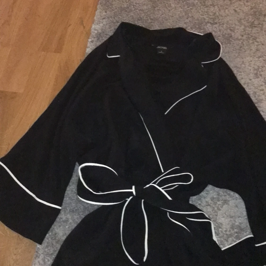 Smidig jumpsuit med vita kanter - 90