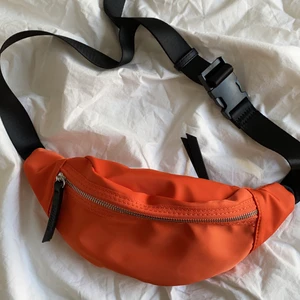 Orange Magväska - En mag/ midjeväska i en jättefin orange färg. Aldrig använd 💕 Från märket Don Donna. 