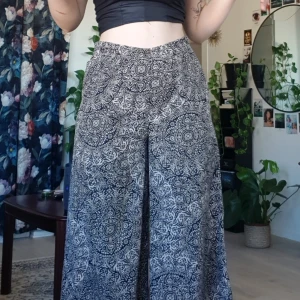 Flowy byxor som passar bäst på en sommaräng - Såå sköna byxor, luftiga och härliga, perfekt när värmen börjar komma igen sen! Storlek M men har sytt om den lite i midjan så skulle nog passa en S även, dock är dem väldiga strechiga