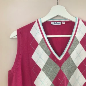 Rosa Disney väst - Superfin rosa stickad väst från Disney💕 Det står storlek 40/L i men den passar olika storlekar beroende på hur man vill att den ska sitta, jag på bilden har i vanliga fall S. 170kr+frakt eller högstbjudande om flera är intresserade💘