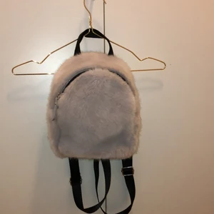 Söt ryggsäck  - Söt ryggsäck köpt på Primark. Silvrig dragkedja. 