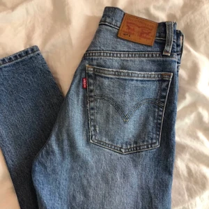 Levi’s 501 skinny - Säljer mina Levi’s 501 som jag tycker blivit lite tighta. Använda men inte slitna på något sätt, hål på ett knä som original. Säljer för 300kr + frakt