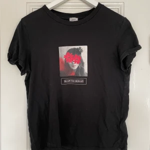 T-shirt med tryck  - Stilren T-shirt från pimkie med snyggt tryck på bröstet. Använd sparsamt, bra skick! Spårbar frakt med DHL inräknat i priset!!