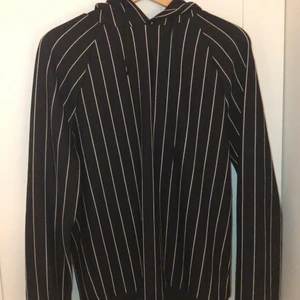 Forever 21 Hoodie - Svart Hoodie med vita ränder från Forever 21