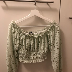 Offshoulder topp - Jätte söt och somrig topp från Gina tricot. Använd endast använd ett fåtal gånger.
