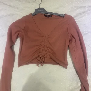 En jättefin rosa topp som är trendig - En jättefin rosa topp som bara är använd 1 gång och som inte längre passar för mig , den matchar med alla jeans o h den är även trendig just nu , säljer även denna i svart färg 
