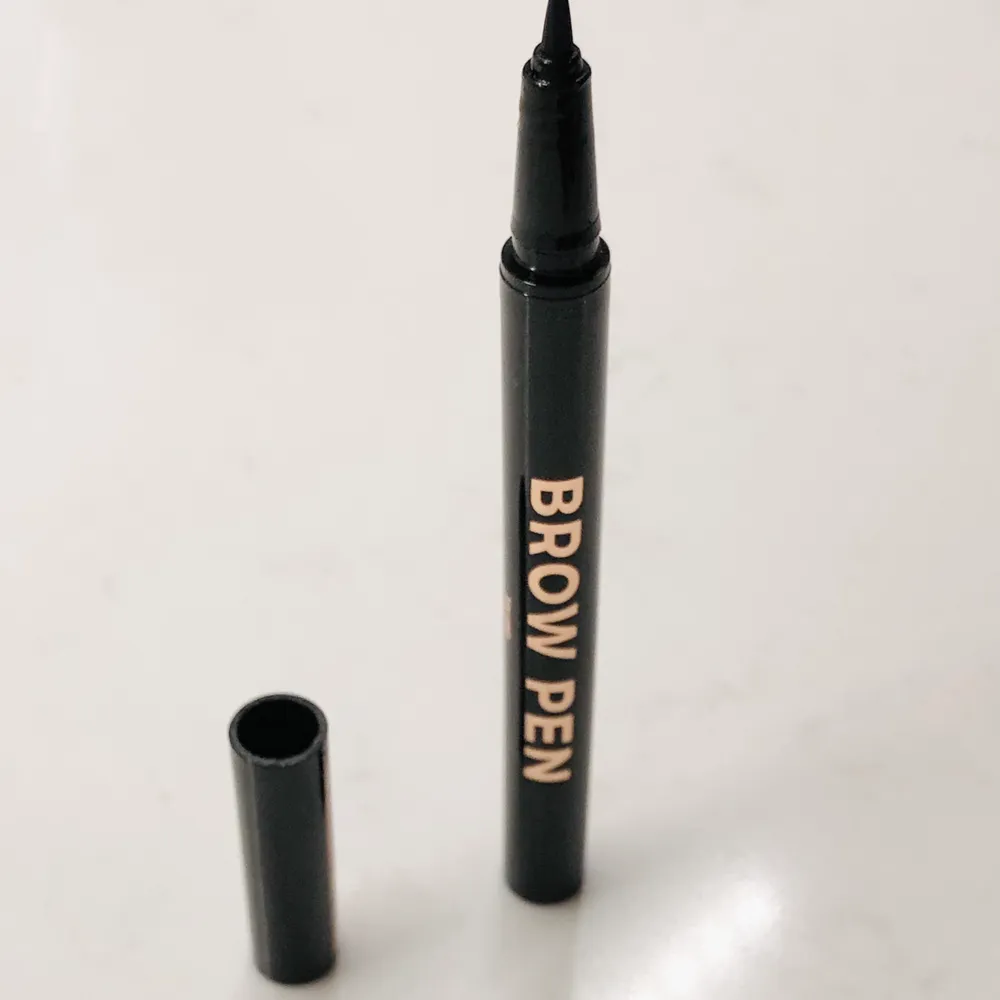 Anastasia Beverly Hills Brow Pen, Taupe  Skick: Endast testat  Nypris 270 kr  Pris: 100 kr. Övrigt.